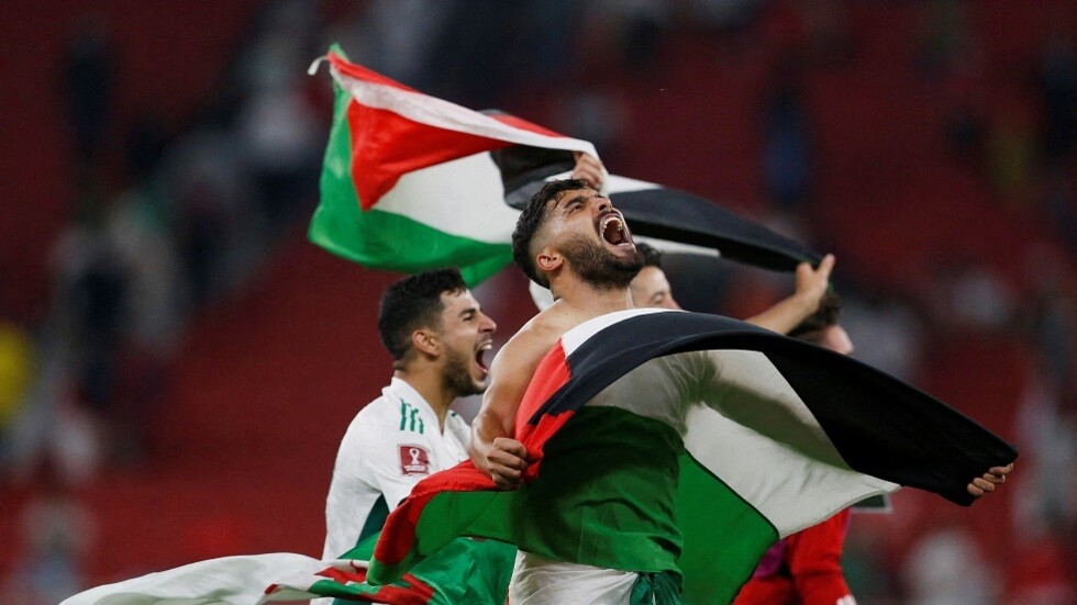 بالفيديو.. لاعبو المنتخب الجزائري يرفعون أعلام فلسطين بعد تأهلهم لنصف نهائي كأس العرب