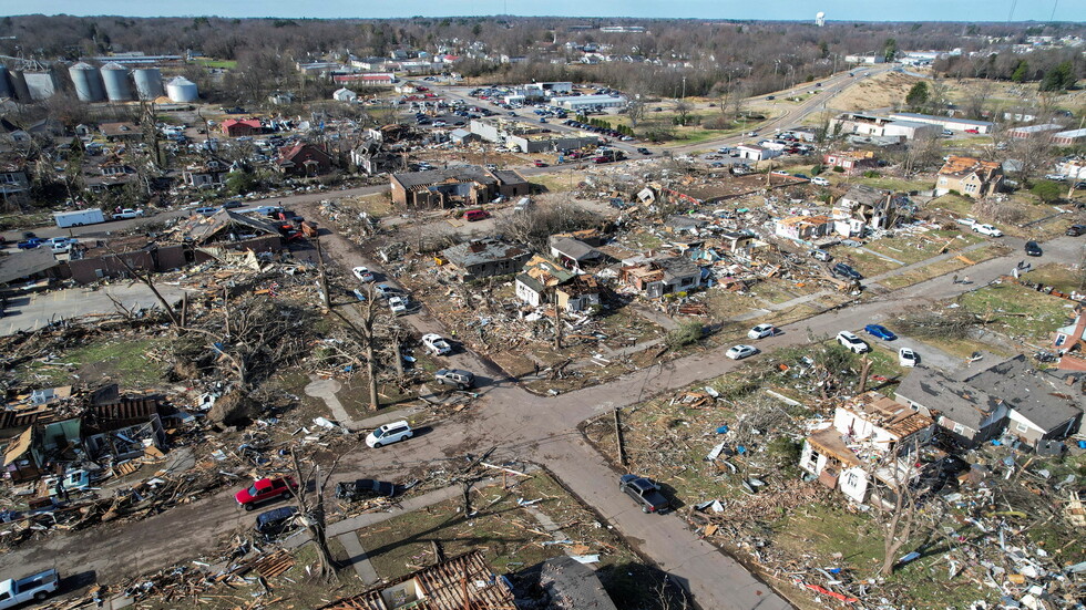 موجة أعاصير تقتل 79 شخصا على الأقل في الولايات المتحدة وبايدن: إنها من الأكبر في تاريخنا