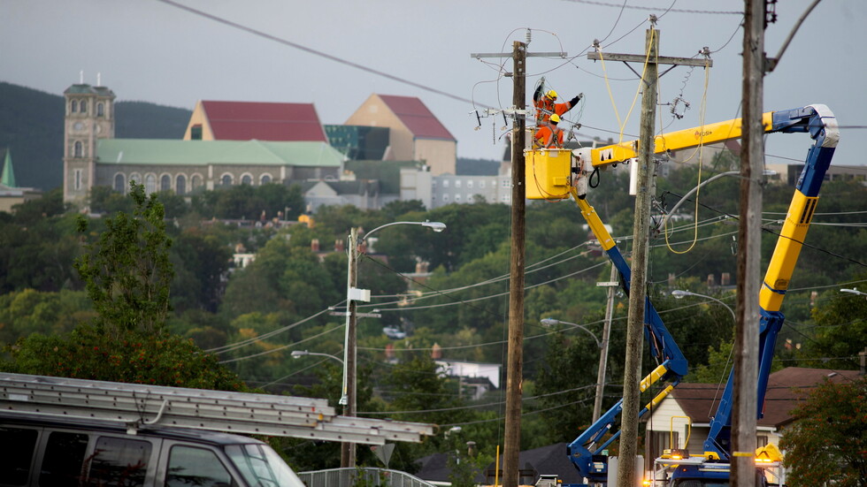 رياح شديدة تقطع الكهرباء عن مئات آلاف المنازل والمنشآت في كندا