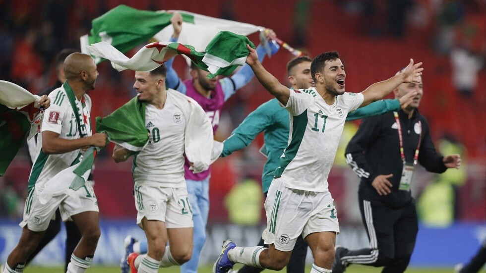 الخطوط الجوية القطرية تحتفي بالهدف الجزائري 