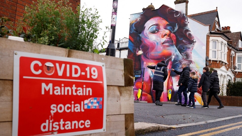 بريطانيا ترفع مستوى التأهب لكورونا تزامنا مع تفشي متحور أوميكرون