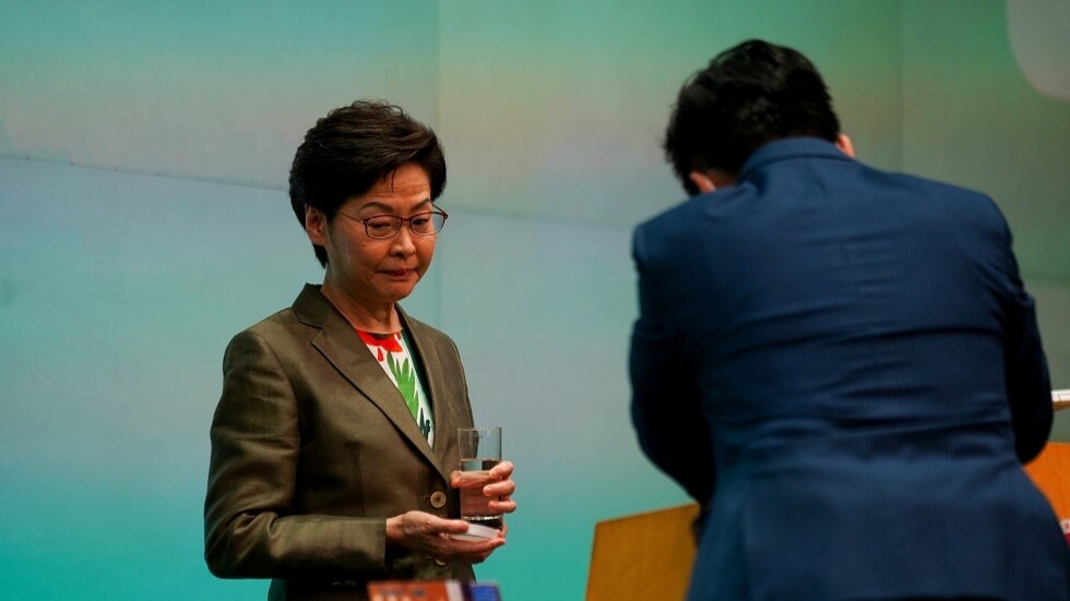 رسالة تهديد مع شفرة حادة موجهة لرئيسة هونغ كونغ