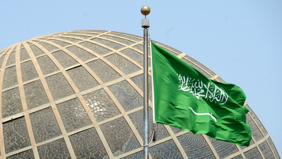 السلطات السعودية تلقي القبض على ضباط وقضاة وموظفين في قضايا فساد كبرى