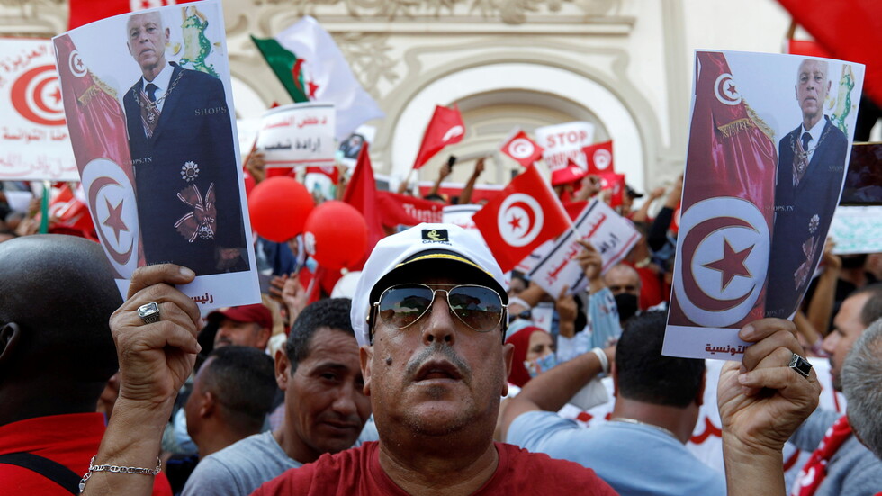 تونس .. رؤساء أحزاب يستنكرون قرارات قيس سعيد ويصفونها بـ"الانحراف الخطير"