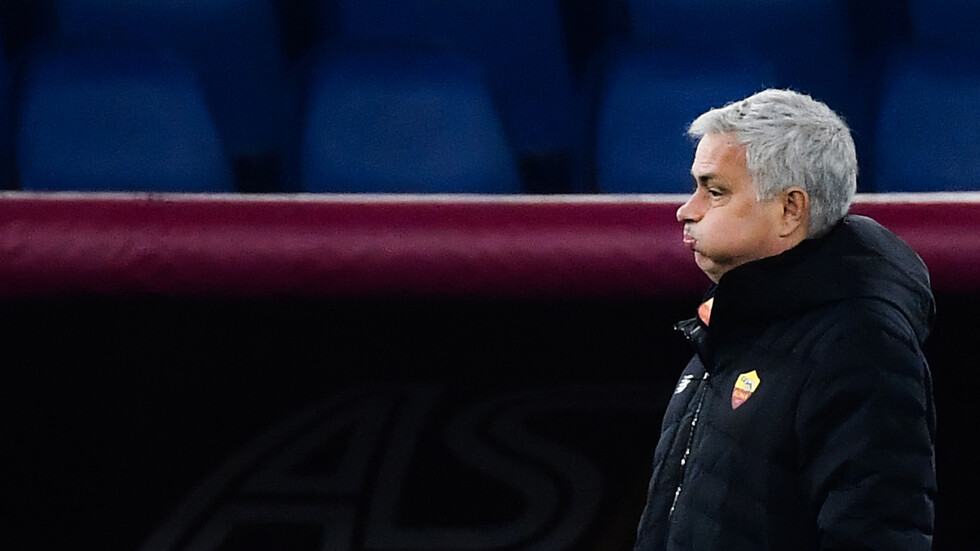 مورينيو يقدم هدية لمشجع لنادي روما بعد سقوطه مغشيا عليه في الملعب