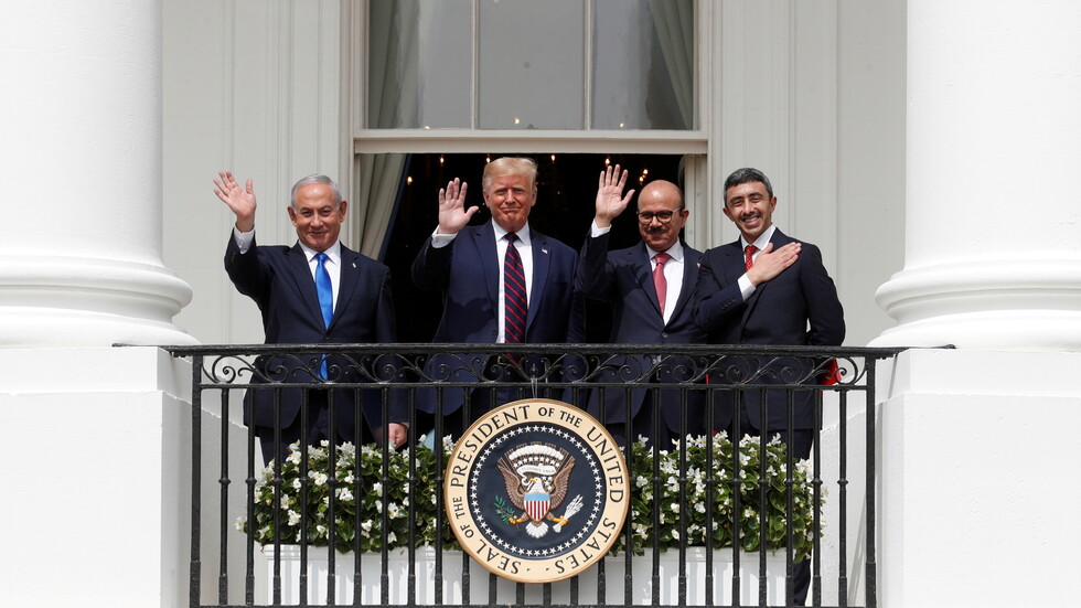 صحفي إسرائيلي يكشف أن نتنياهو كاد ينسحب من الاتفاق مع الإمارات قبل يوم من إعلانه