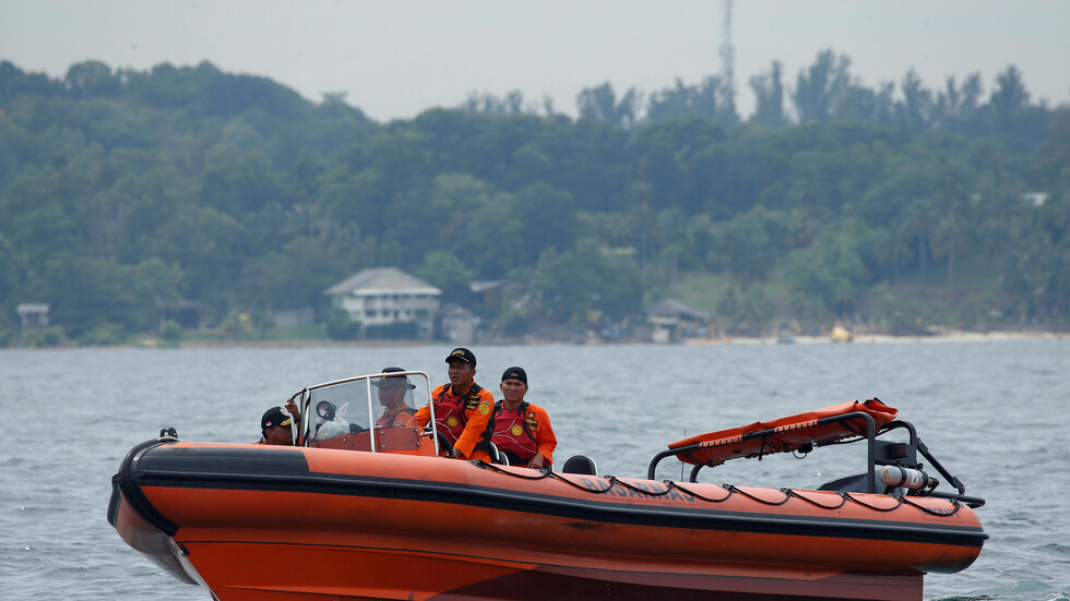 10 قتلى وفقدان آخرين إثر انقلاب قارب قبالة ماليزيا