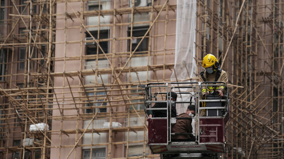 إنقاذ مئات العالقين على سقف مركز التجارة العالمي في هونغ كونغ بسبب حريق