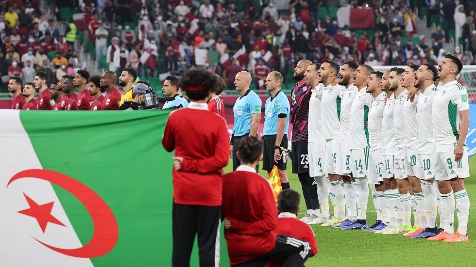 شاهد "لحظات مجنونة" في نهاية مباراة الجزائر وقطر.. والتي لعب فيها 19 دقيقة كوقت بدل ضائع!