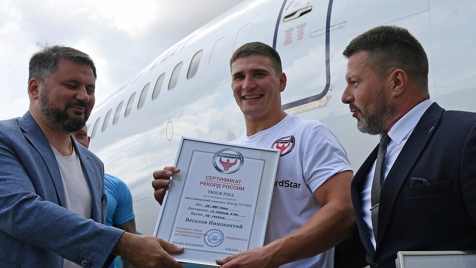 عنصر من وزارة الطوارئ الروسية يسحب شاحنة تزن ثمانية أطنان مسافة 47 مترا