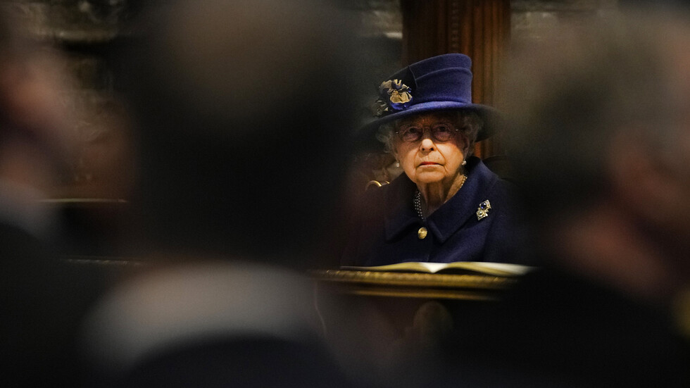 "رويترز": الملكة إليزابيث تلغي مأدبة غداء مع عائلتها عشية عيد الميلاد