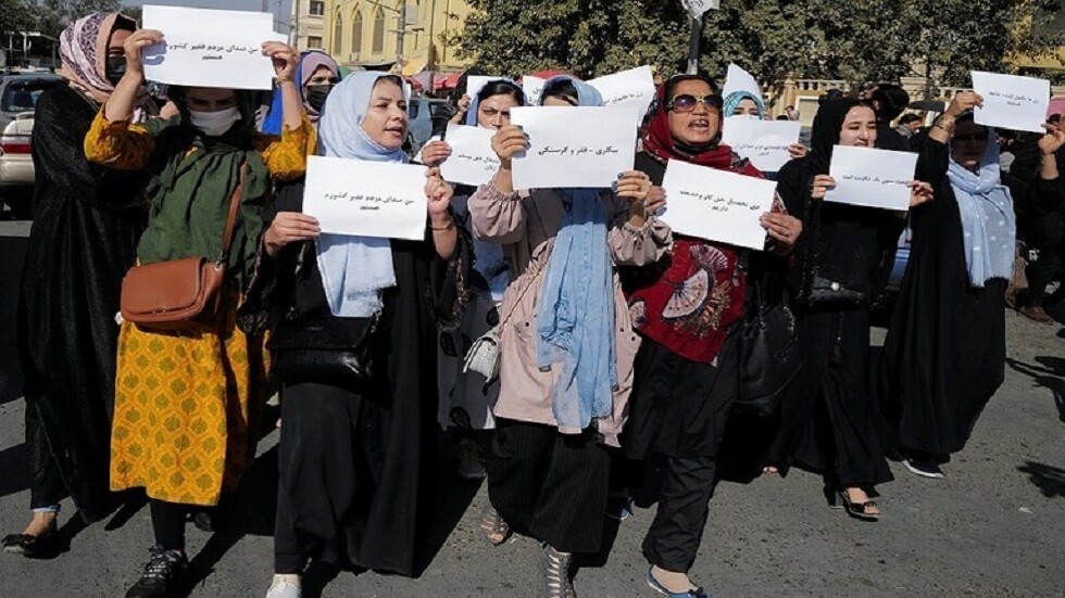 أفغانيات يطالبن بحقوقهن في تظاهرة سمحت بها "طالبان"