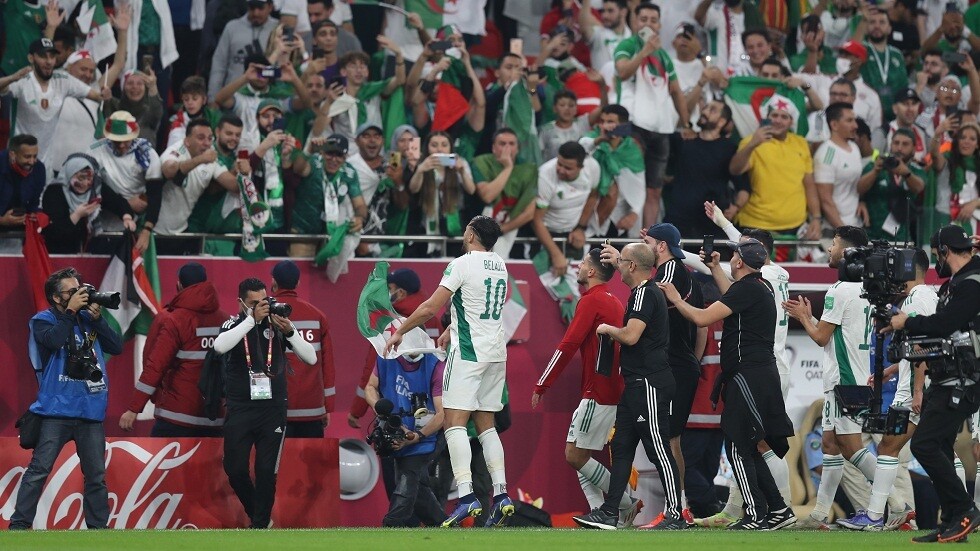 شاهد.. نجم المنتخب الجزائري يشعل مواقع التواصل برفع علم المغرب في كأس العرب