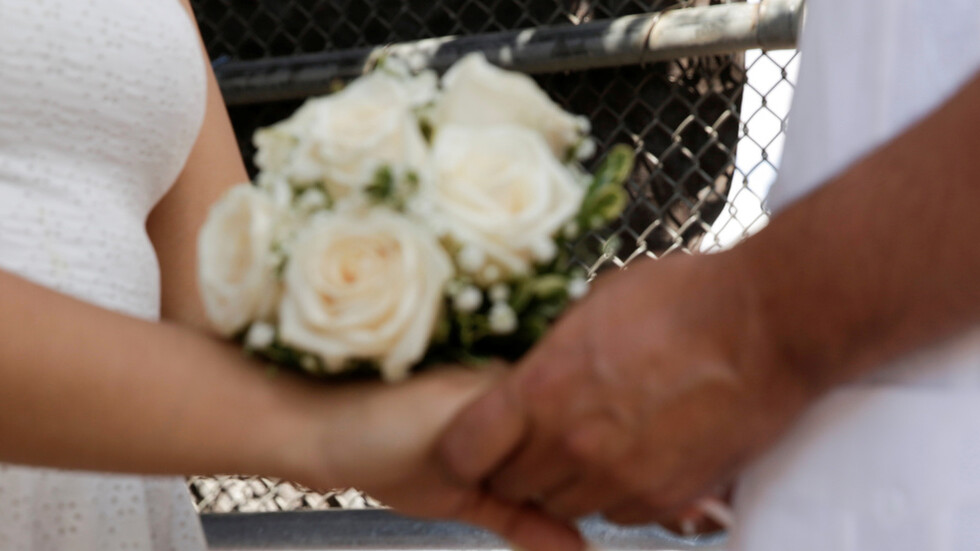 في احتفال غريب من نوعه.. سيدة ترمي الطلاء على فستان زفافها وتحرقه