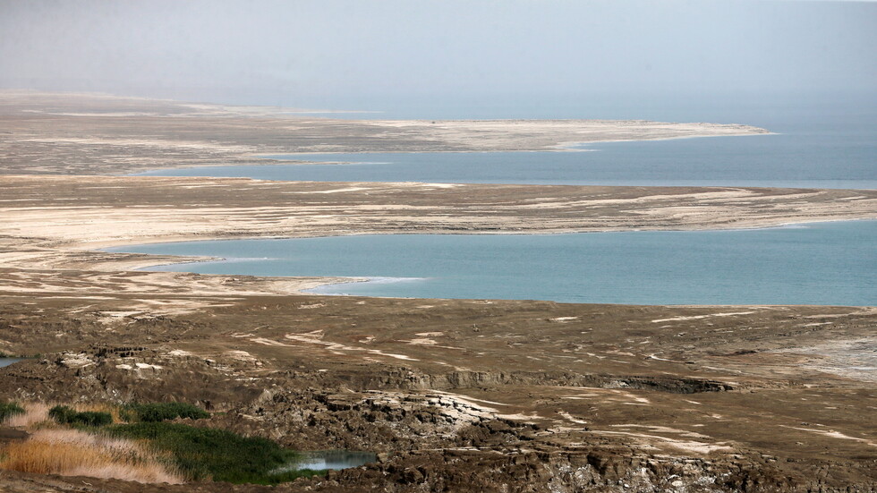 باحث أردني يعرض أسبابا لانخفاض منسوب البحر الميت