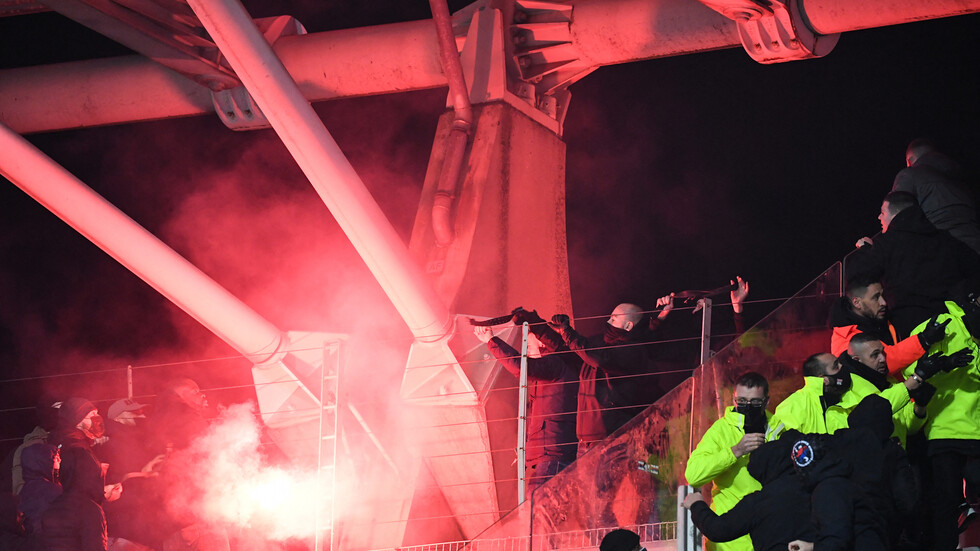 بالفيديو.. إلغاء مباراة في كأس فرنسا بسبب شغب الجماهير