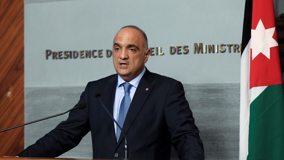 رئيس الوزراء الأردني يدخل العزل المنزلي بعد إصابات بكورونا بين أفراد عائلته