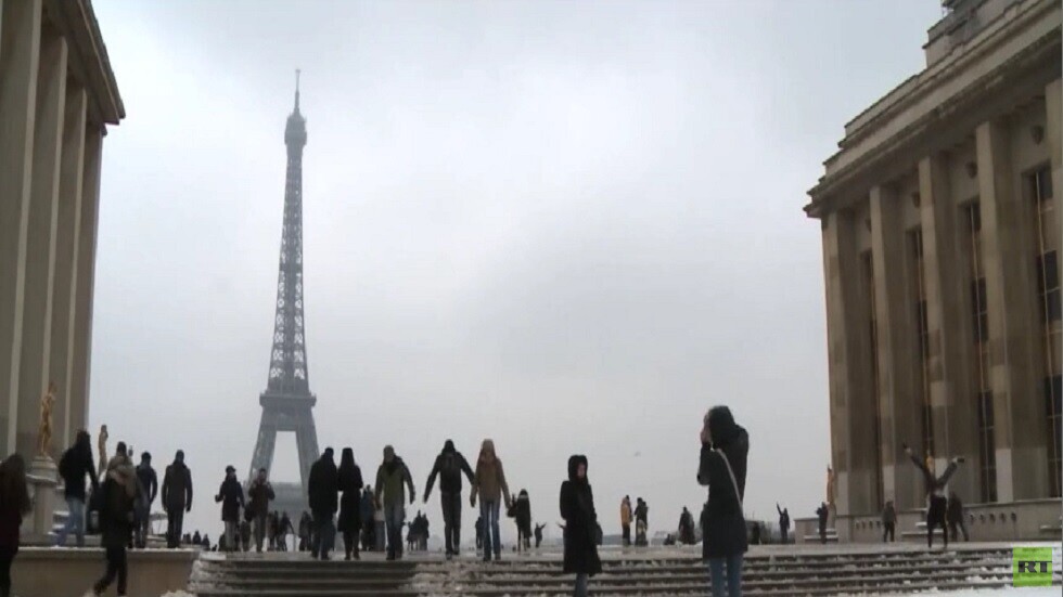 تشديد قيود كورونا في فرنسا قبيل الأعياد