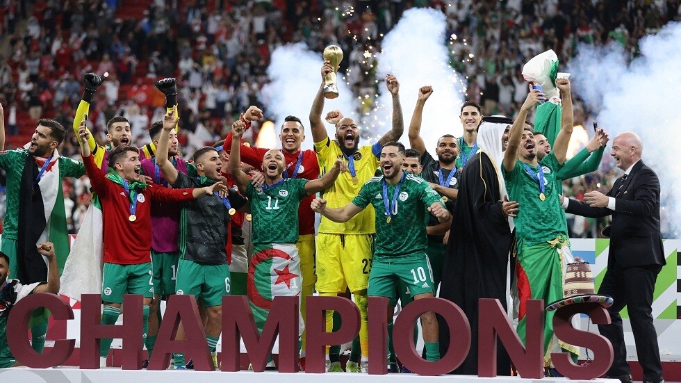 الجزائر تتوج بكأس العرب للمرة الأولى في تاريخها بعد فوزها على تونس في النهائي (فيديو)