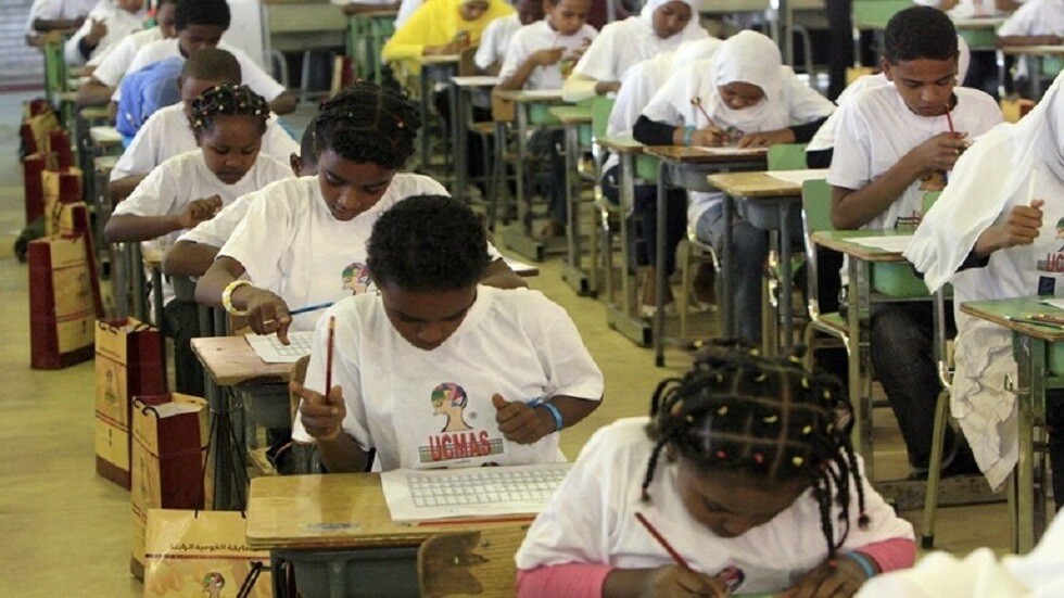 سوداني يزوج ابنه القاصر احتجاجا على تعليق التعليم في المدارس - صورة