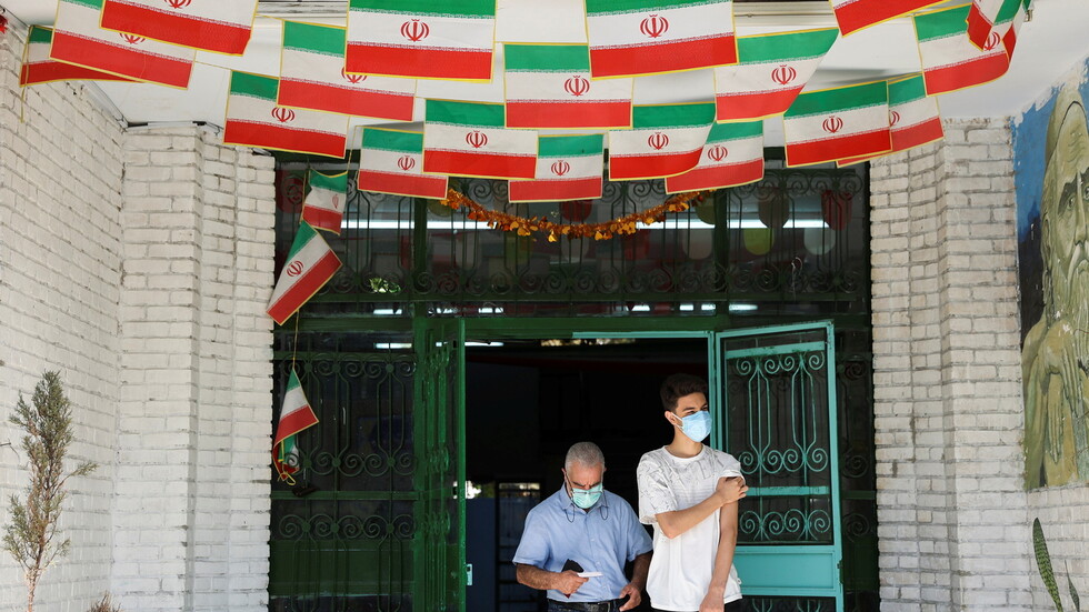 إيران تعلن تسجيل أول إصابة بمتحور "أوميكرون"