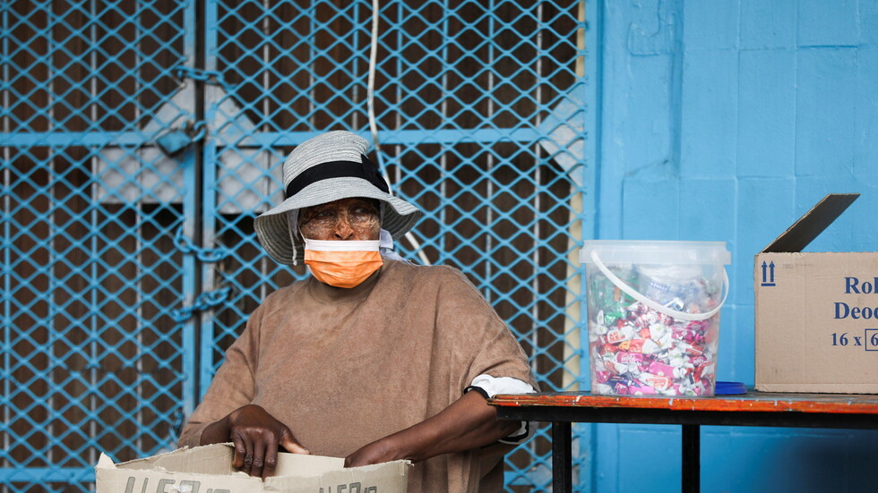 "ديلي ستار" عن أطباء في جنوب أفريقيا: أحد أبرز أعراض الإصابة بمتحور "أوميكرون" يظهر ليلا فقط