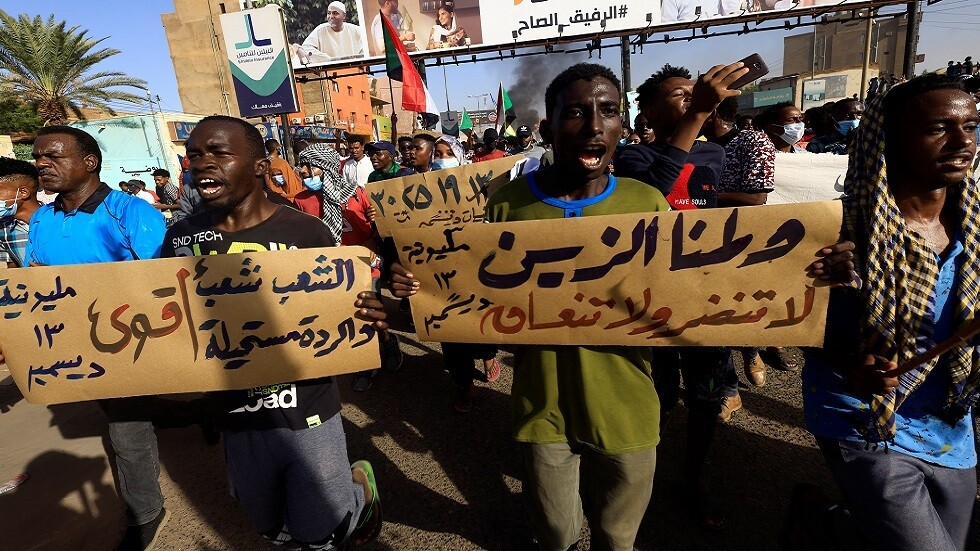 رغم استخدام الأمن السوداني قنابل الغاز.. المتظاهرون يصلون إلى قلب الخرطوم