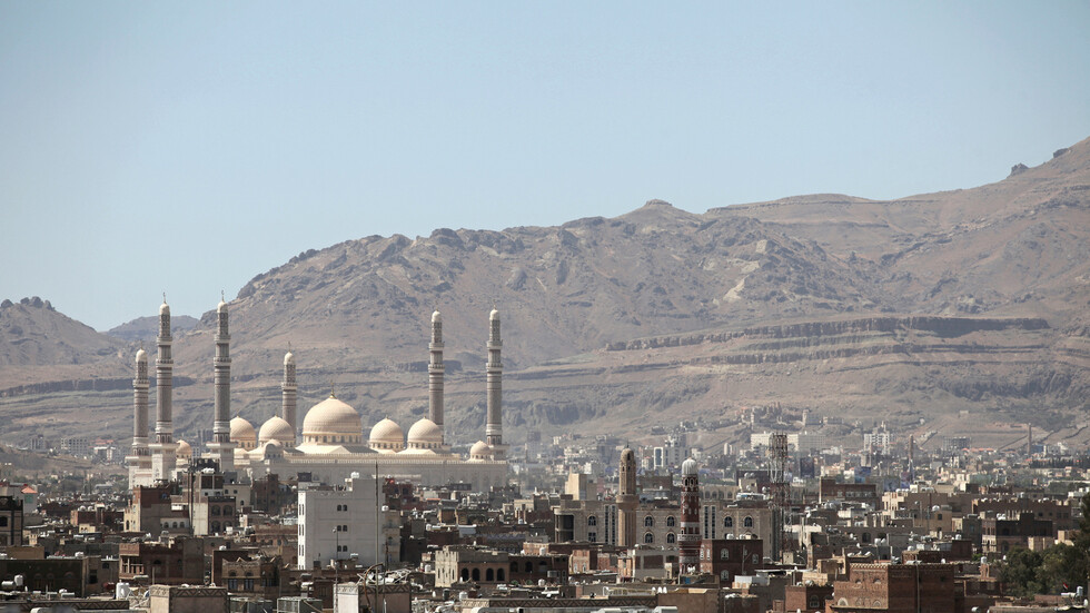 اليمن.. مقتل شخص وإصابة ثلاثة آخرين في انهيار صخري غربي عدن