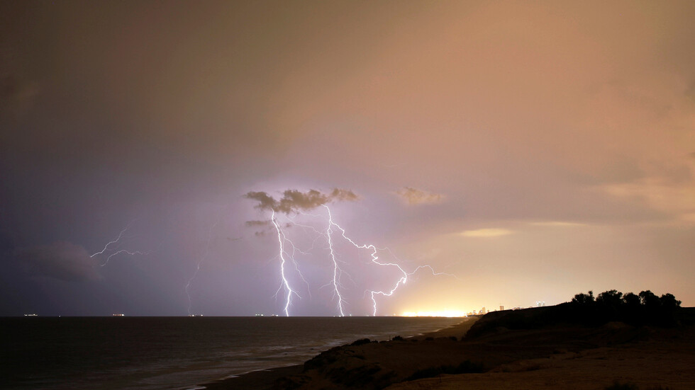 "المربعانية" تكشر عن أنيابها في السعودية وشتاء عاصف في حوض المتوسط