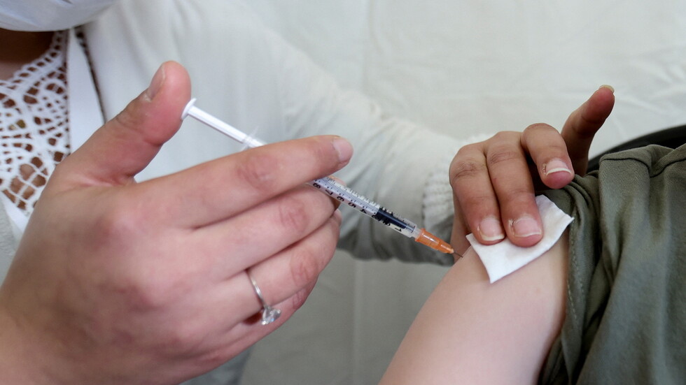 فرنسا.. عجز في توفير الجرعة الثالثة من لقاح "فايزر" وعروض لاستبدالها بـ"موديرنا"