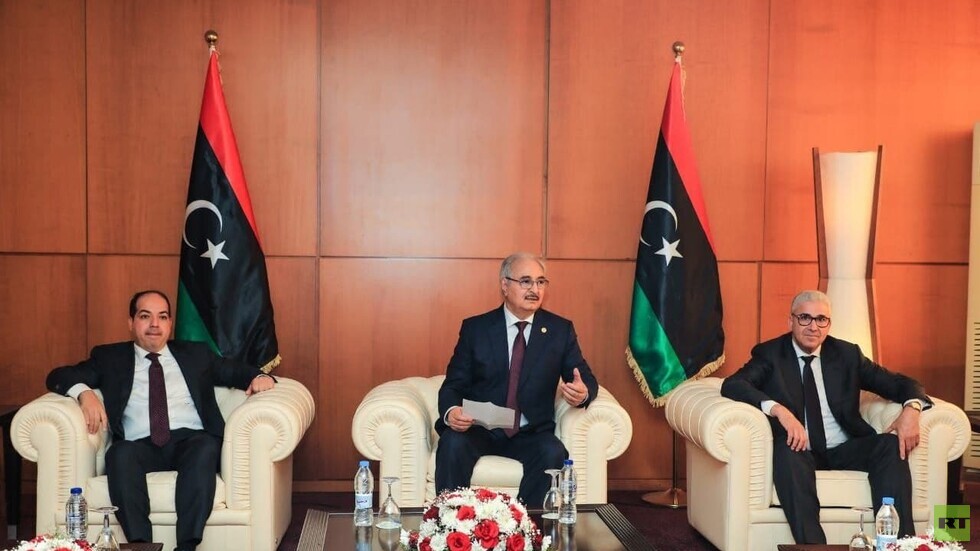 ليبيا.. حفتر يلتقي في بنغازي باثنين من أبرز منافسيه في الانتخابات الرئاسية (صور)