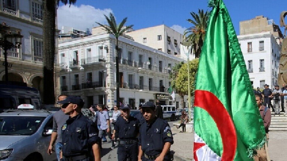 الجزائر.. ضبط شبكة لترويج المهلوسات تستخدم أسلحة وكلابا مفترسة