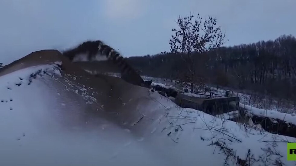 القوات الأوكرانية تحفر خنادق مضادة للدبابات على الحدود مع روسيا