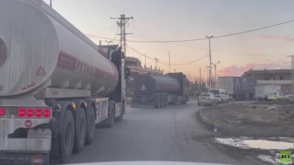 سوريا.. عدسة RT ترصد قافلة للتحالف تعبر القامشلي (فيديو)