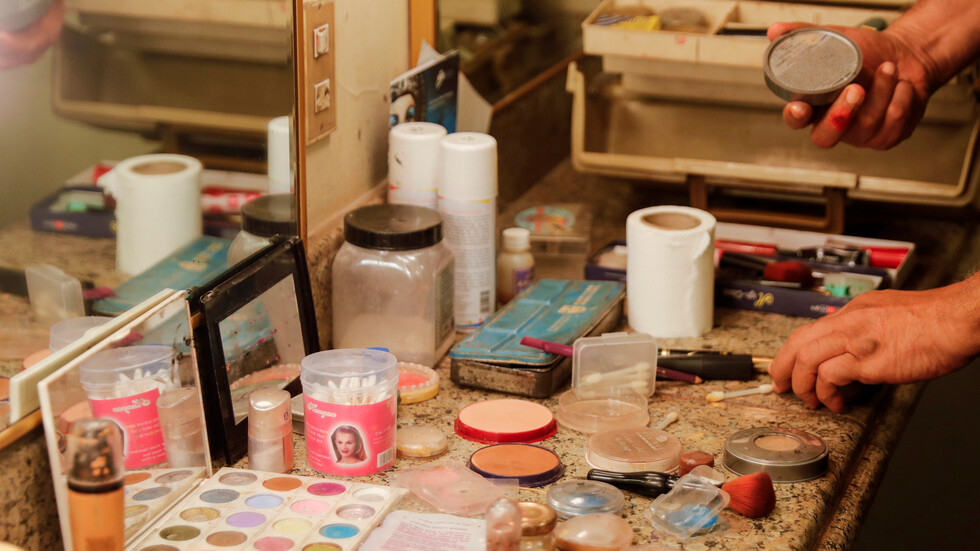 طلاء الأظافر يثير جدلا واسعا في مصر بسبب الصلاة.. وعالم أزهري يرد