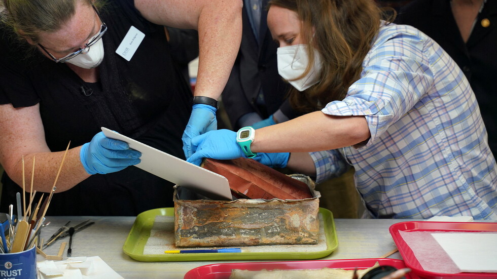 علماء أمريكيون يفتحون كبسولة حفظت في أساس تمثال للجنرال لي قبل 130 عاما