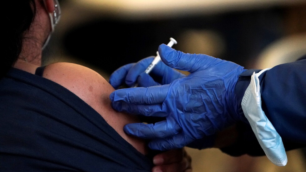 الكويت توسع فئة المتلقين للجرعة الثالثة من لقاحات كورونا