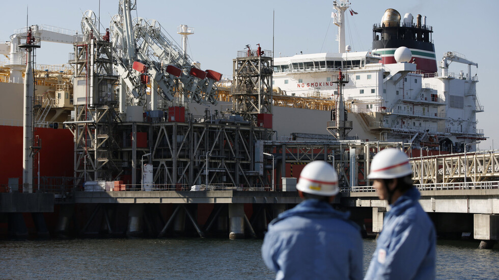 اليابان تعوم أول ناقلة نفط كهربائية في العالم