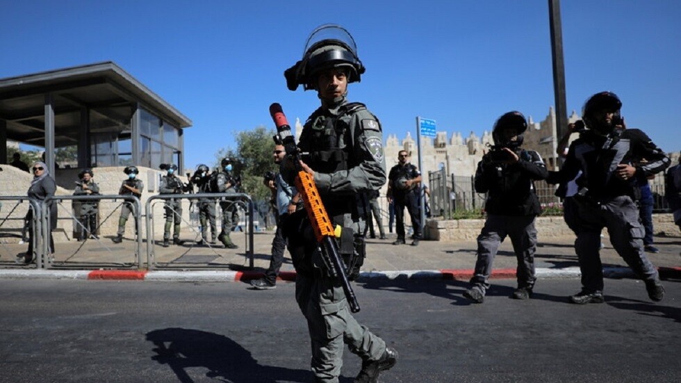 الجيش الإسرائيلي يعتقل فتى فلسطينيا بزعم محاولة تنفيذ عملية طعن في تل أبيب