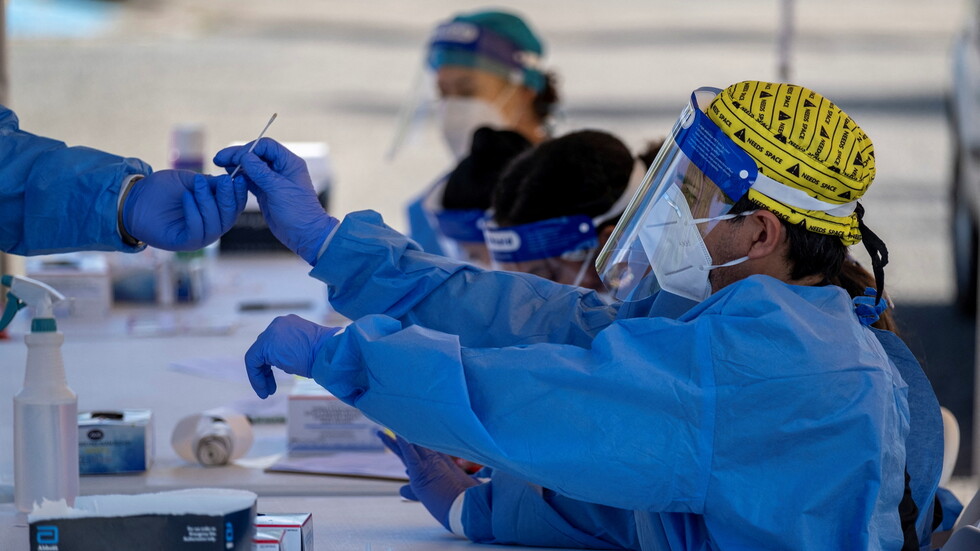 طبيب روسي يعلل سبب انخفاض معدل الوفيات نتيجة للإصابة بـ"أوميكرون"