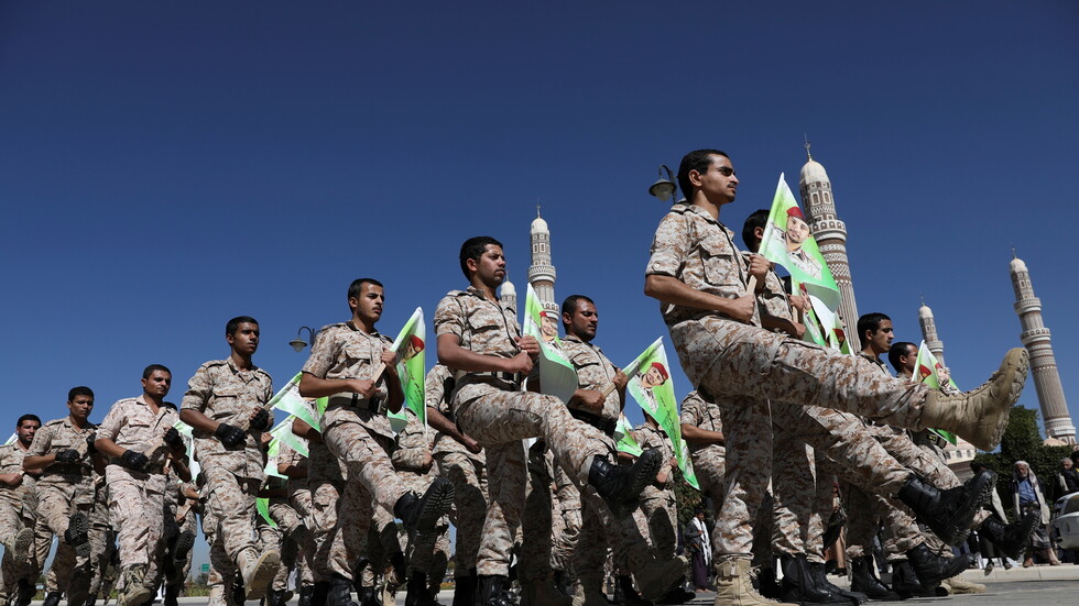 الحوثيون يعلنون استهداف مواقع "هامة وحساسة" بالسعودية ويتوعدون المملكة بـ"عمليات موجعة ومؤلمة"