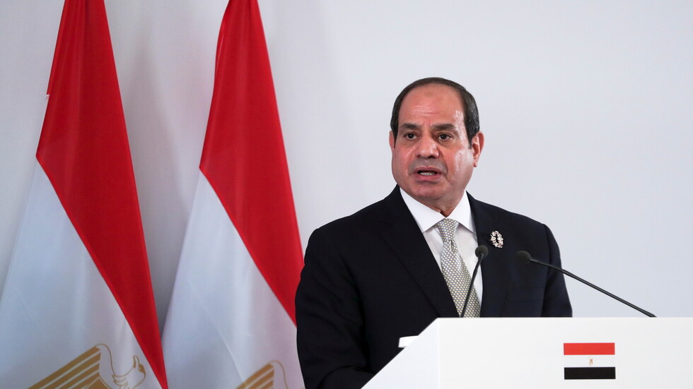 السيسي ينتقد تأخر مشروع ضخم في مصر ويمازح وزير الإسكان: 