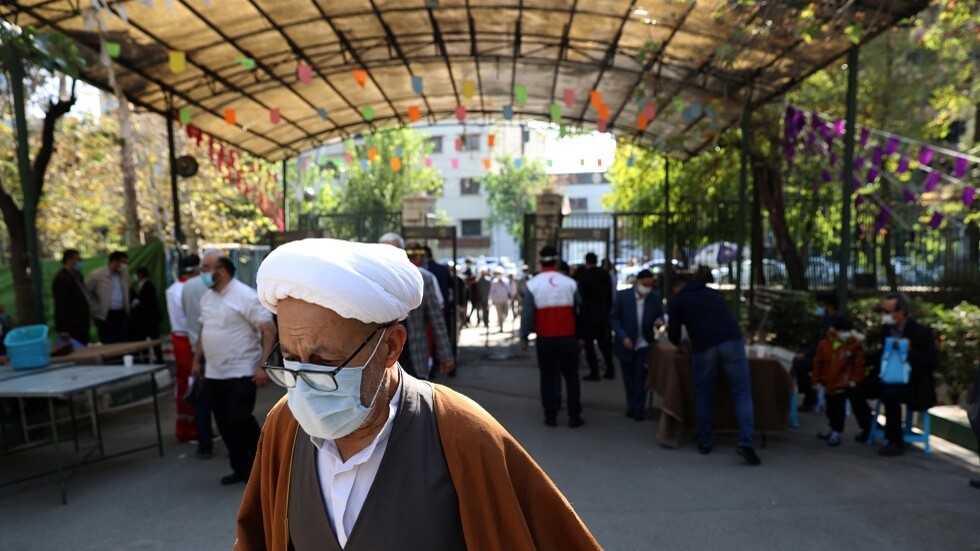 إيران تحد من دخول الوافدين وتغلق حدودها البرية مع دول الجوار بسبب "أوميكرون"