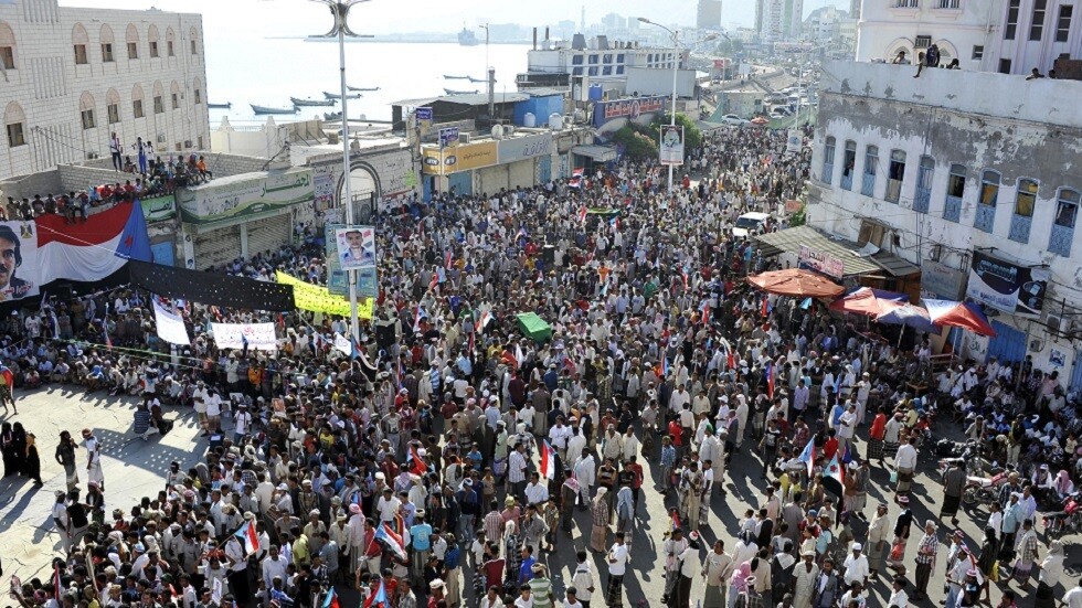 اليمن.. قبائل حضرموت تهدد بإيقاف تصدير النفط ما لم تستجب الحكومة لمطالبها