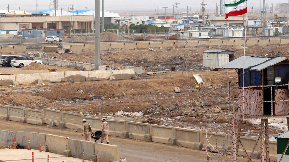 إيران تفرض إجراءات صارمة على حدودها مع دول الجوار بسبب تفشي متحور "أوميكرون"