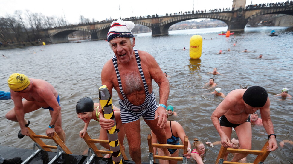 رغم الإجراءات الصارمة.. عشرات الأشخاص يسبحون في مياه باردة احتفالا بأعياد الميلاد في التشيك (صور)
