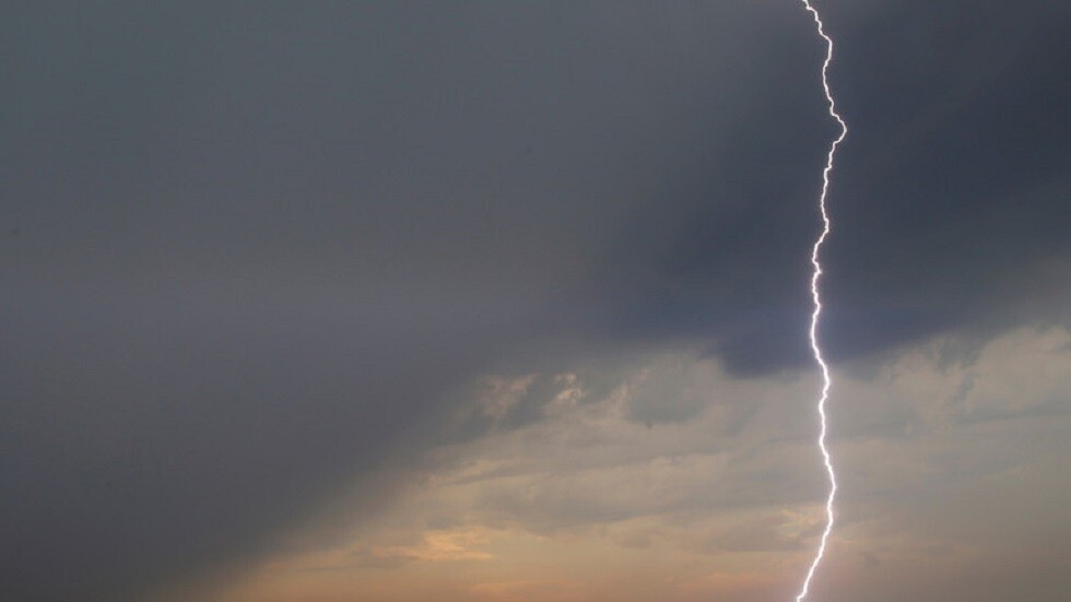 فيديو يظهر رجلا أصيب بصاعقة مباشرة!