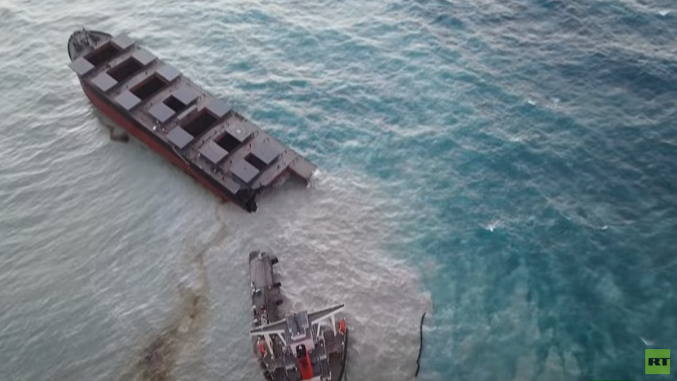 السجن 20 شهرا لقبطان تسبب جنوح سفينته بتلوث نفطي في موريشيوس