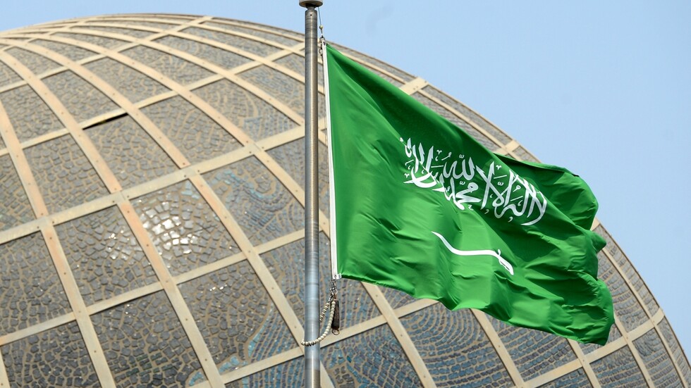 مستشار بالديوان الملكي السعودي يحسم الجدل بشأن حكم تهنئة غير المسلمين بأعيادهم (فيديو)