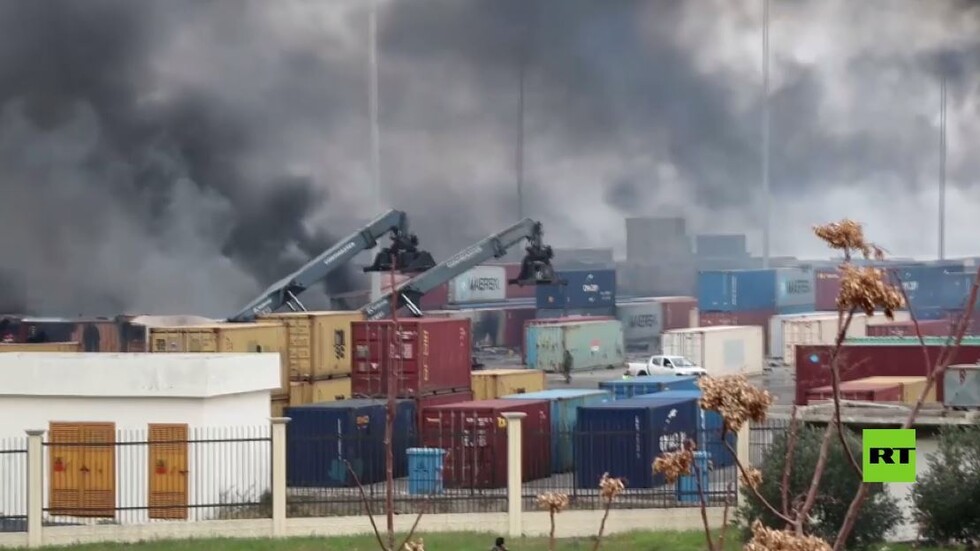 فيديو يظهر تصاعد الدخان فوق مرفأ اللاذقية بعد القصف الإسرائيلي